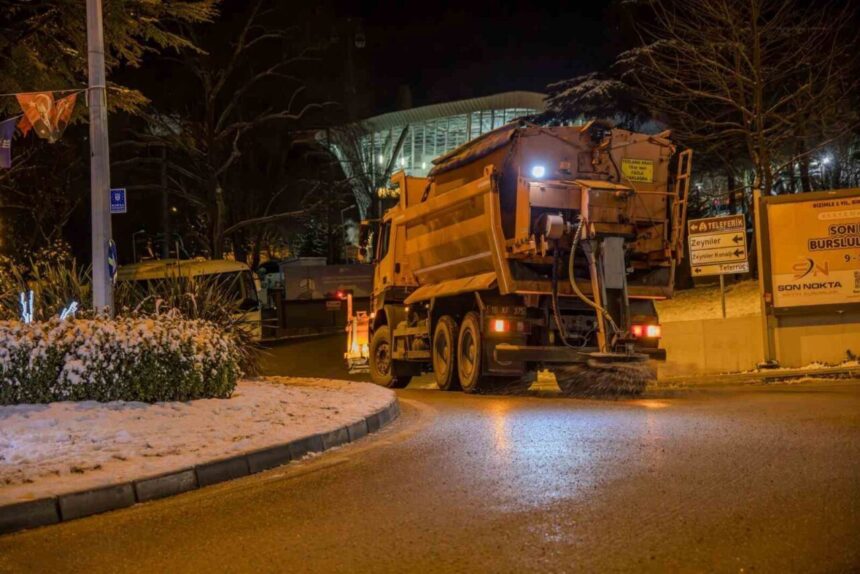 Bursa’da kar yağışı ve buzlanmaya karşı Büyükşehir Belediyesi seferberlik başlattı.