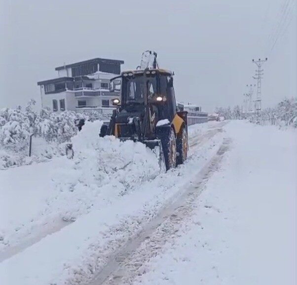 Büyükşehir Belediyesi, il genelinde karla mücadele için tüm ekiplerini seferber etti. Büyükşehir Belediyesi, il genelinde karla mücadele için tüm ekiplerini seferber etti.