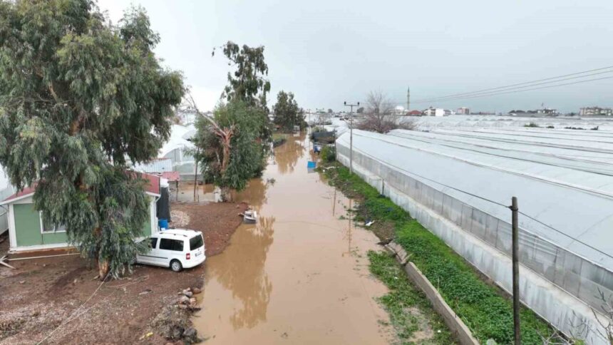 Antalya Büyükşehir Belediyesi, Kumluca, Kaş ve Serik’te su baskınları sonrası hasar tespit çalışmalarına başladı. Antalya Büyükşehir Belediyesi, Kumluca, Kaş ve Serik’te su baskınları sonrası hasar tespit çalışmalarına başladı.