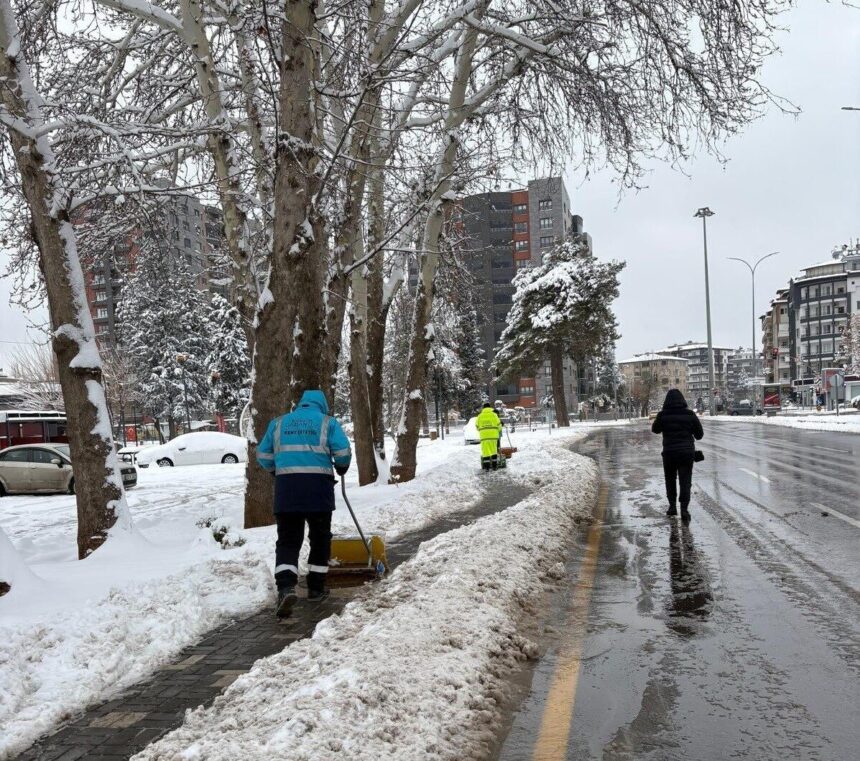 Gaziantep Belediyesi, kar yağışı sonrası yaya yollarında temizlik çalışmalarını kesintisiz olarak yürütüyor. Gaziantep Belediyesi, kar yağışı sonrası yaya yollarında temizlik çalışmalarını kesintisiz olarak yürütüyor.