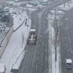 Büyükşehir Belediyesi, kar yağışının başlamasıyla birlikte şehir merkezinde kar küreme faaliyetlerine hız verdi.