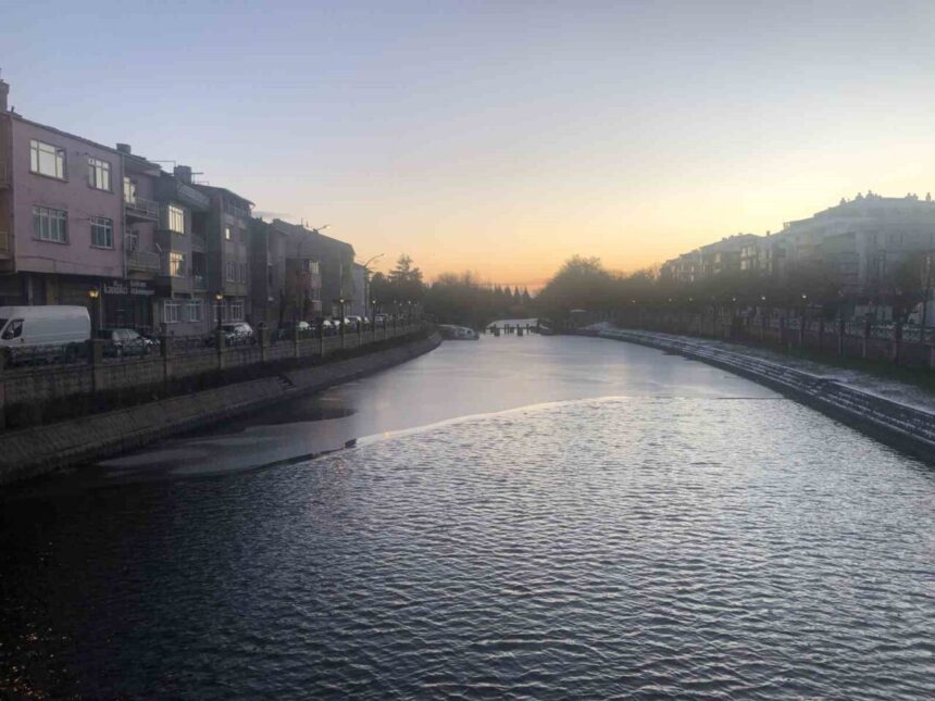 Eskişehir’de soğuk havanın etkisiyle Porsuk Çayı’nın yüzeyi buzla kaplandı.