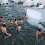 Rize’de 10. Kış Yüzme Şenliği’nde katılımcılar buz gibi suda mücadele etti.