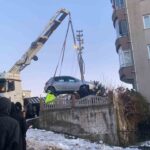 Sinop’ta buzlu yolda kayarak apartman bahçesine düşen otomobilde maddi hasar oluştu.