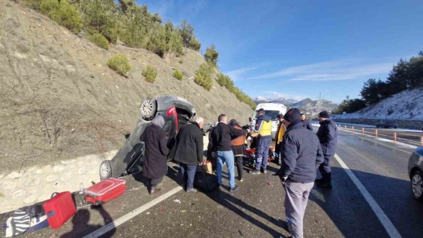 Kastamonu’nun Hanönü ilçesinde otomobilin buzlu yolda takla atması sonucu 4 kişi yaralandı. Kastamonu’nun Hanönü ilçesinde otomobilin buzlu yolda takla atması sonucu 4 kişi yaralandı.