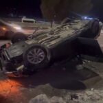 Diyarbakır’da kaygan yolda direksiyon hakimiyetini kaybeden sürücünün aracı takla attı, bir kişi yaralandı.