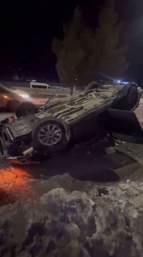 Diyarbakır’da kaygan yolda direksiyon hakimiyetini kaybeden sürücünün aracı takla attı, bir kişi yaralandı. Diyarbakır’da kaygan yolda direksiyon hakimiyetini kaybeden sürücünün aracı takla attı, bir kişi yaralandı.