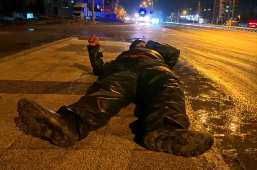 Aksaray’da buzlu yolda kayarak kaza yapan motosiklet sürücüsü yaralandı. Aksaray’da buzlu yolda kayarak kaza yapan motosiklet sürücüsü yaralandı.