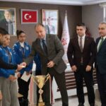 Erzurum Gençlik ve Spor İl Müdürü, şampiyon atletizm kız takımını ödüllendirdi.