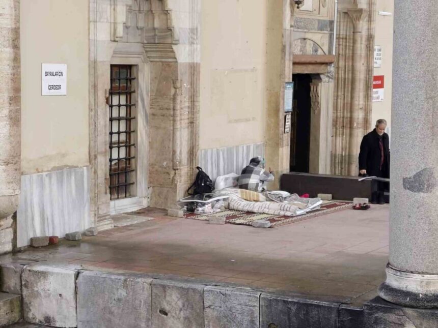 Hasan Çelebi Camii’nin Son Cemaat Alanında Yaşayan Kadın İkna Edilemiyor Hasan Çelebi Camii’nin Son Cemaat Alanında Yaşayan Kadın İkna Edilemiyor