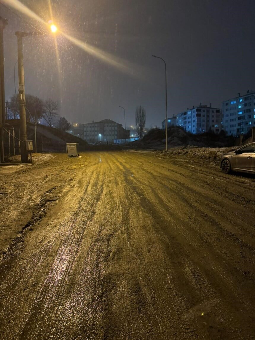 Odunpazarı’nda çamur içinde kalan yolun onarılmasını talep eden vatandaşlar, yetkililere çağrıda bulundu. Odunpazarı’nda çamur içinde kalan yolun onarılmasını talep eden vatandaşlar, yetkililere çağrıda bulundu.