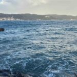 Çanakkale’de lodos fırtınası nedeniyle durdurulan feribot seferleri yeniden başladı.