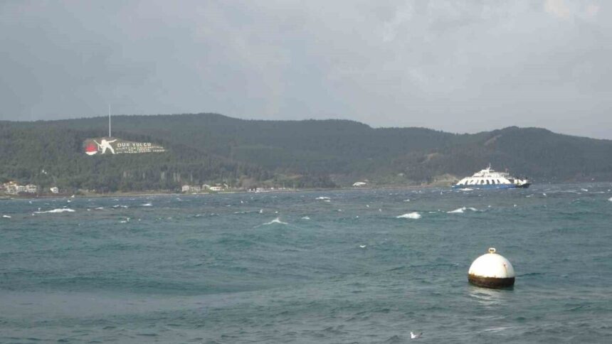 Çanakkale Boğazı’nda lodos fırtınası nedeniyle gemi trafiği saat 12.20’da geçici olarak durduruldu.