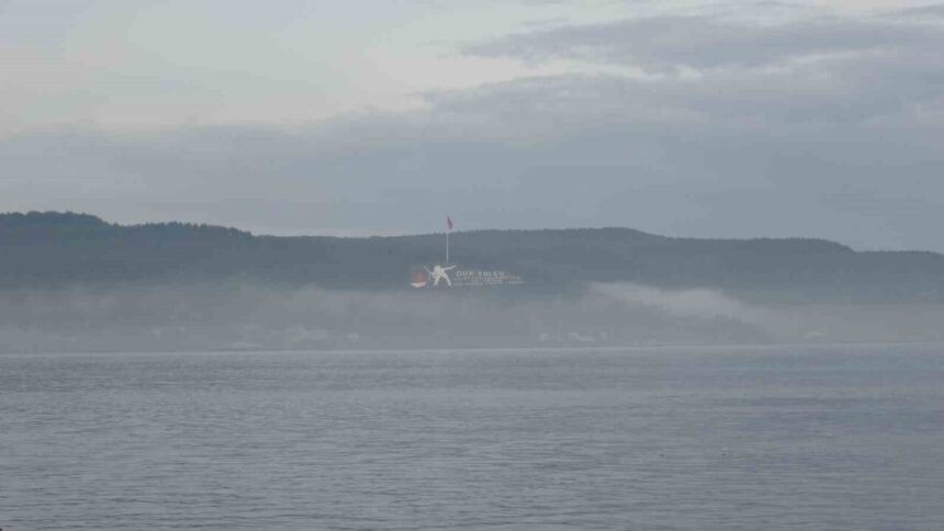 Çanakkale Boğazı’ndaki yoğun sis nedeniyle gemi geçişleri durduruldu. Çanakkale Boğazı’ndaki yoğun sis nedeniyle gemi geçişleri durduruldu.