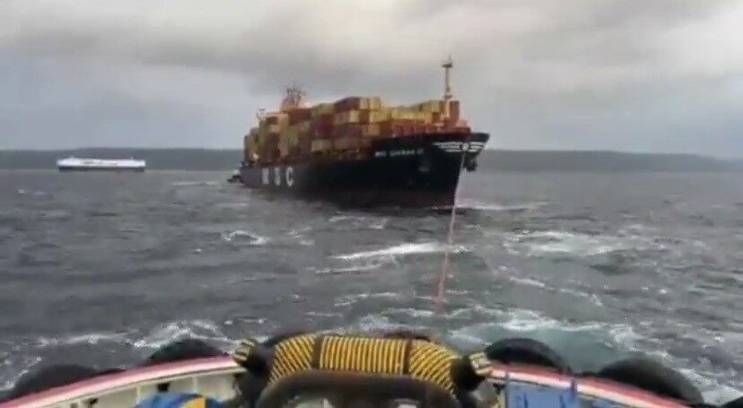 Çanakkale Boğazı’nda 201 metre uzunluğundaki konteyner gemisi makine arızası yaşadı, römorkörle kurtarıldı.