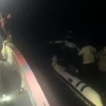 Çanakkale Ayvacık açıklarında arızalanan lastik botla sürüklenen 8 göçmen Sahil Güvenlik tarafından kurtarıldı.