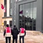 Çanakkale’de bir vatandaşın 4 milyon TL’lik altınları ve 500 bin TL’si dolandırıldı, 3 kişi tutuklandı.