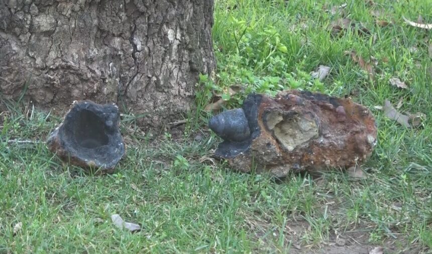 Çanakkale’deki parkta patlamamış askeri mühimmat tespit edildi, emniyete götürüldü. Çanakkale’deki parkta patlamamış askeri mühimmat tespit edildi, emniyete götürüldü.