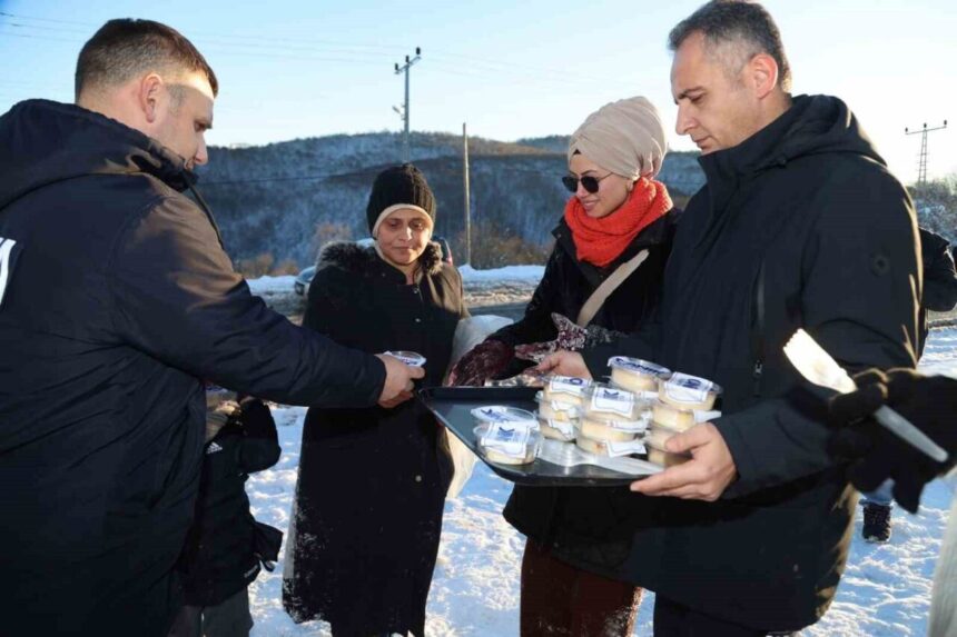 Canik Belediyesi, karla mücadelesinde yolları açarken, vatandaşlara sıcak ikramlarla da destek oluyor.