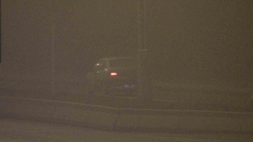 Çankırı’da yoğun sis, şehirlerarası yolların görüş mesafesini 50 metreye kadar indirdi. Çankırı’da yoğun sis, şehirlerarası yolların görüş mesafesini 50 metreye kadar indirdi.