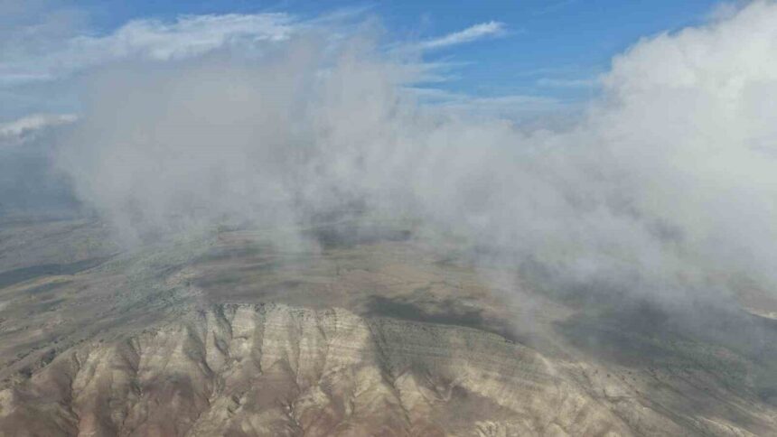 Çankırı’da şehri saran sis bulutları havadan görüntülendi. Çankırı’da şehri saran sis bulutları havadan görüntülendi.