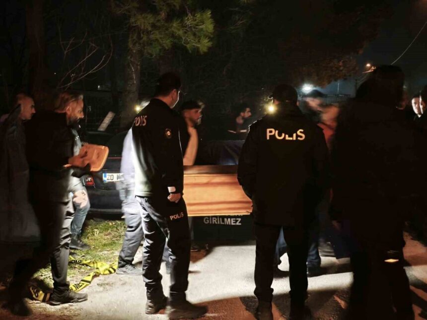 Denizli’de Çarşı ve Mahalle Bekçisi 36 yaşındaki genç, otomobilinde kafasından vurulmuş halde bulundu. Denizli’de Çarşı ve Mahalle Bekçisi 36 yaşındaki genç, otomobilinde kafasından vurulmuş halde bulundu.