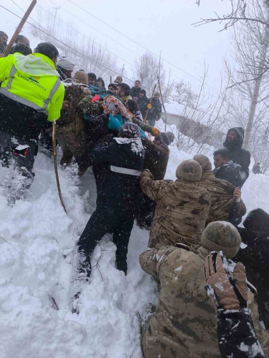 Çatak’ta çığ düşmesi sonucunda 61 yaşındaki Gülnaz Bitik hayatını kaybetti.