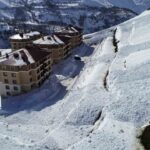 Çatak ilçesinde konut alanına iki ayrı çığ düştü, araç zarar gördü. Yaralı yok.