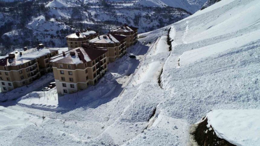 Çatak ilçesinde konut alanına iki ayrı çığ düştü, araç zarar gördü. Yaralı yok. Çatak ilçesinde konut alanına iki ayrı çığ düştü, araç zarar gördü. Yaralı yok.