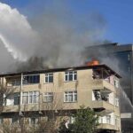 Kocaeli’deki 4 katlı binanın çatısında onarım sırasında membranın tutuşması sonucu yangın çıktı.