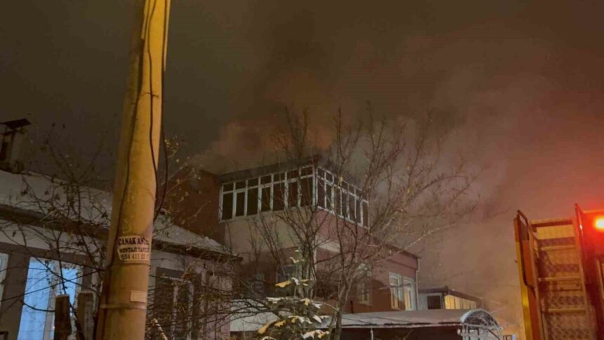 Kayseri’de 3 katlı bir binanın çatısında çıkan yangın, 2 saatlik müdahale ile kontrol altına alındı.