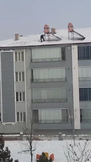 Elazığ’da bir kişi, 4 katlı binanın karla kaplı çatısında güvenlik önlemi almadan temizlik yaptı. Elazığ’da bir kişi, 4 katlı binanın karla kaplı çatısında güvenlik önlemi almadan temizlik yaptı.