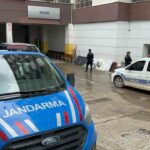 Adıyaman’da bina yöneticisi, çatıda su kaçağını kontrol ederken düştü ve hayatını kaybetti.