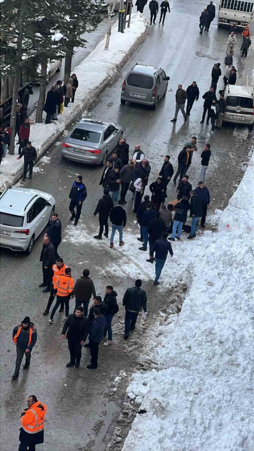 Tatvan’da çatıdan düşen kar kütlesi altında kalan genç kız yaşamını yitirdi. Tatvan’da çatıdan düşen kar kütlesi altında kalan genç kız yaşamını yitirdi.