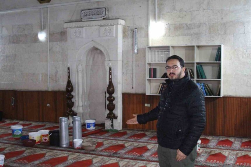 Adana’daki 201 yıllık camide sağanak sonrası tavandan su akarken imam, önlem almaya çalıştı. Adana’daki 201 yıllık camide sağanak sonrası tavandan su akarken imam, önlem almaya çalıştı.