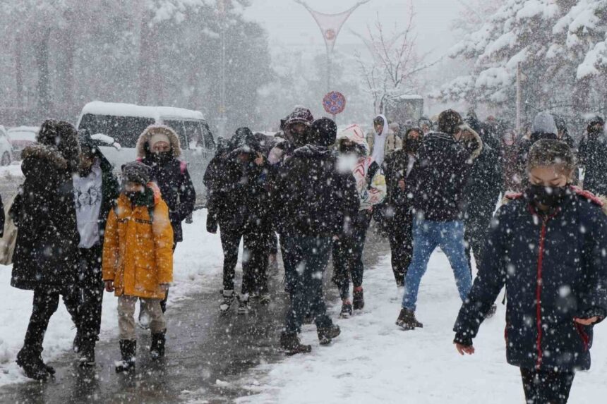 Erzincan’da kar nedeniyle Çayırlı ve Kemah ilçelerinde eğitime bir gün ara verildi. Erzincan’da kar nedeniyle Çayırlı ve Kemah ilçelerinde eğitime bir gün ara verildi.