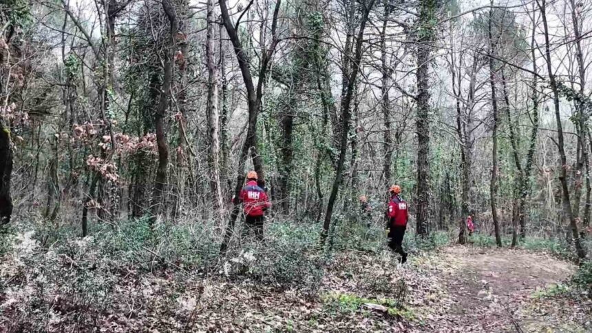 İstanbul Çekmeköy’de kaybolan alzaymır hastası yaşlı adam için arama çalışmaları 25’inci gününde sürüyor. İstanbul Çekmeköy’de kaybolan alzaymır hastası yaşlı adam için arama çalışmaları 25’inci gününde sürüyor.