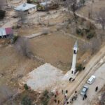 Aladağ’da yıkılan caminin yalnızca minaresi ayakta kaldı, mahalleli yeni cami talep ediyor.