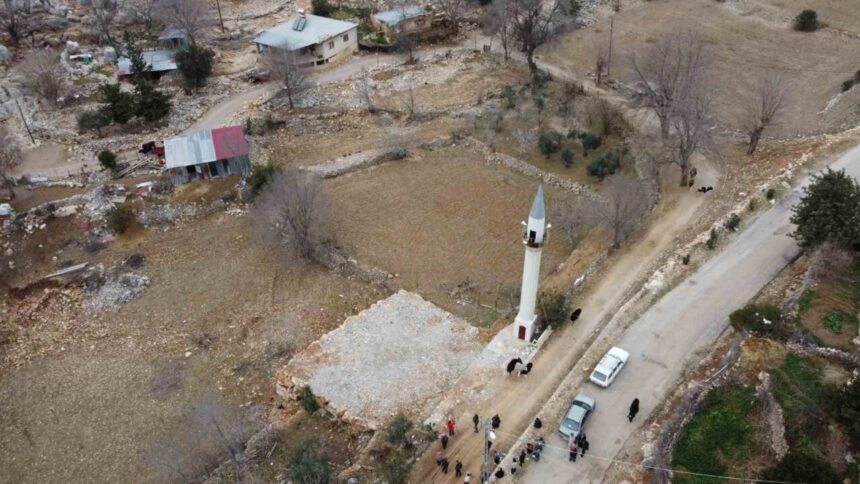 Aladağ’da yıkılan caminin yalnızca minaresi ayakta kaldı, mahalleli yeni cami talep ediyor. Aladağ’da yıkılan caminin yalnızca minaresi ayakta kaldı, mahalleli yeni cami talep ediyor.