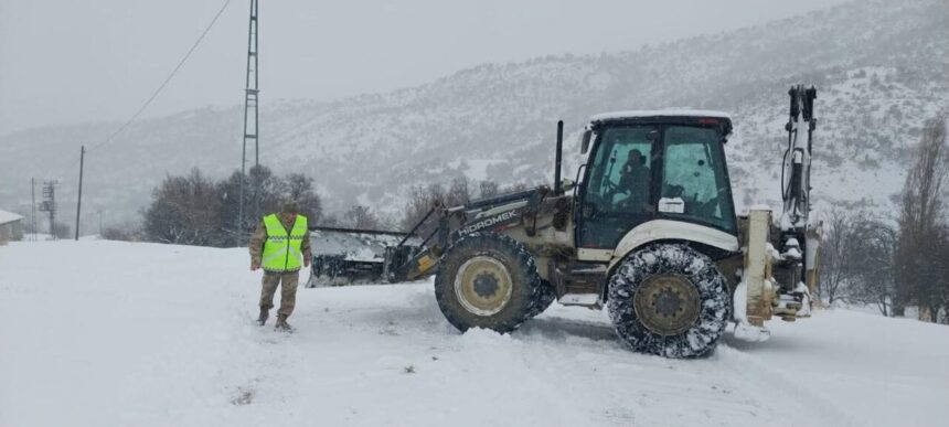 Tunceli’nin Çemişgezek ilçesi Anıl köyü yolu yoğun kar sonrası açıldı, hasta inek için acil veteriner müdahale sağlandı.