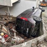 Üsküdar’da park halindeki araç, vitesin boşta kalmasıyla evin bahçesine düştü. Maddi hasar oluştu.