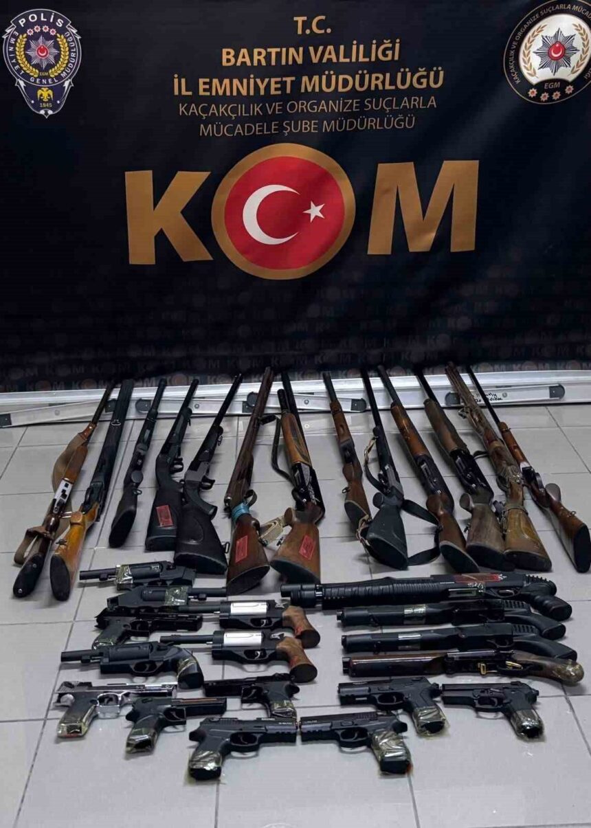 Bartın’da düzenlenen baskında 30 ruhsatsız silah ele geçirildi, 1 kişi gözaltına alındı. Bartın’da düzenlenen baskında 30 ruhsatsız silah ele geçirildi, 1 kişi gözaltına alındı.