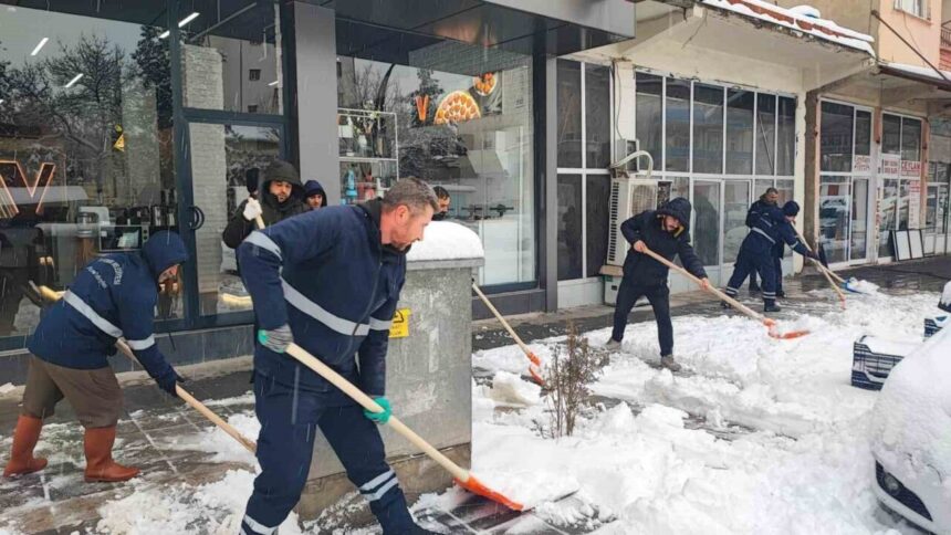 Diyarbakır’ın Çermik ilçesinde kar yağışı sonrası belediye ekipleri yol açma çalışmalarını hızlandırdı. Diyarbakır’ın Çermik ilçesinde kar yağışı sonrası belediye ekipleri yol açma çalışmalarını hızlandırdı.
