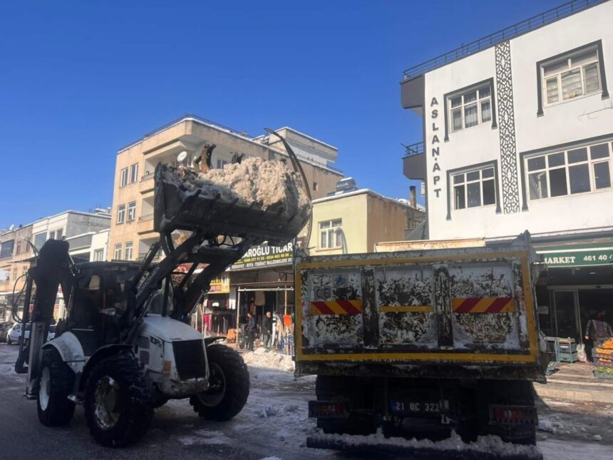 Çermik’te kar yağışının ardından temizlik çalışmalarıyla yaşam normale dönüyor.