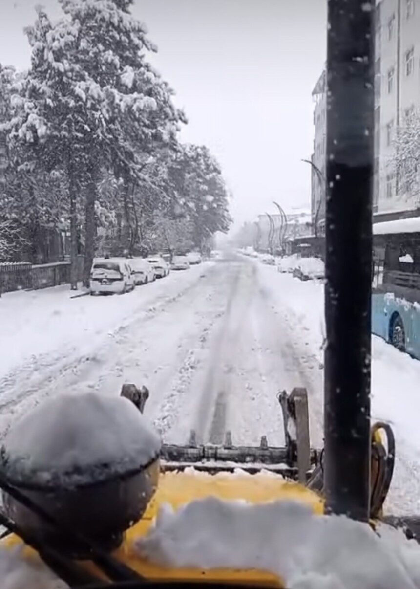 Çermik’te bu yılın en ağır kışı yaşanıyor, kar kalınlığı 50 santimetreyi geçti.