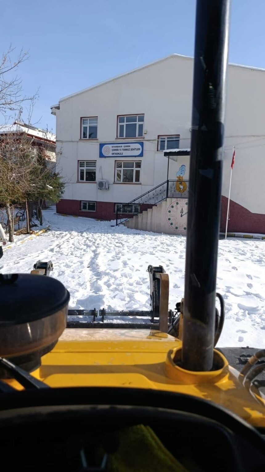 Çermik’te kar tatilinin sona ermesiyle okullar yeniden eğitime hazırlanıyor.