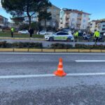 Kocaeli’de kontrol noktasından kaçan motosiklet sürücüsü, trafik polisine çarparak yaraladı.