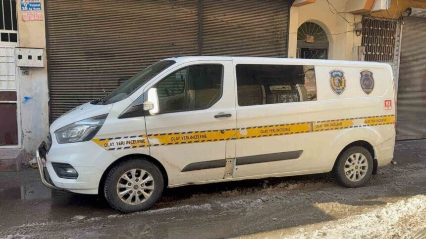 Gaziantep’te bir kişi, evine dönerken arkadaşı tarafından bıçaklanarak yaşamını yitirdi. Zanlı kısa sürede yakalandı. Gaziantep’te bir kişi, evine dönerken arkadaşı tarafından bıçaklanarak yaşamını yitirdi. Zanlı kısa sürede yakalandı.