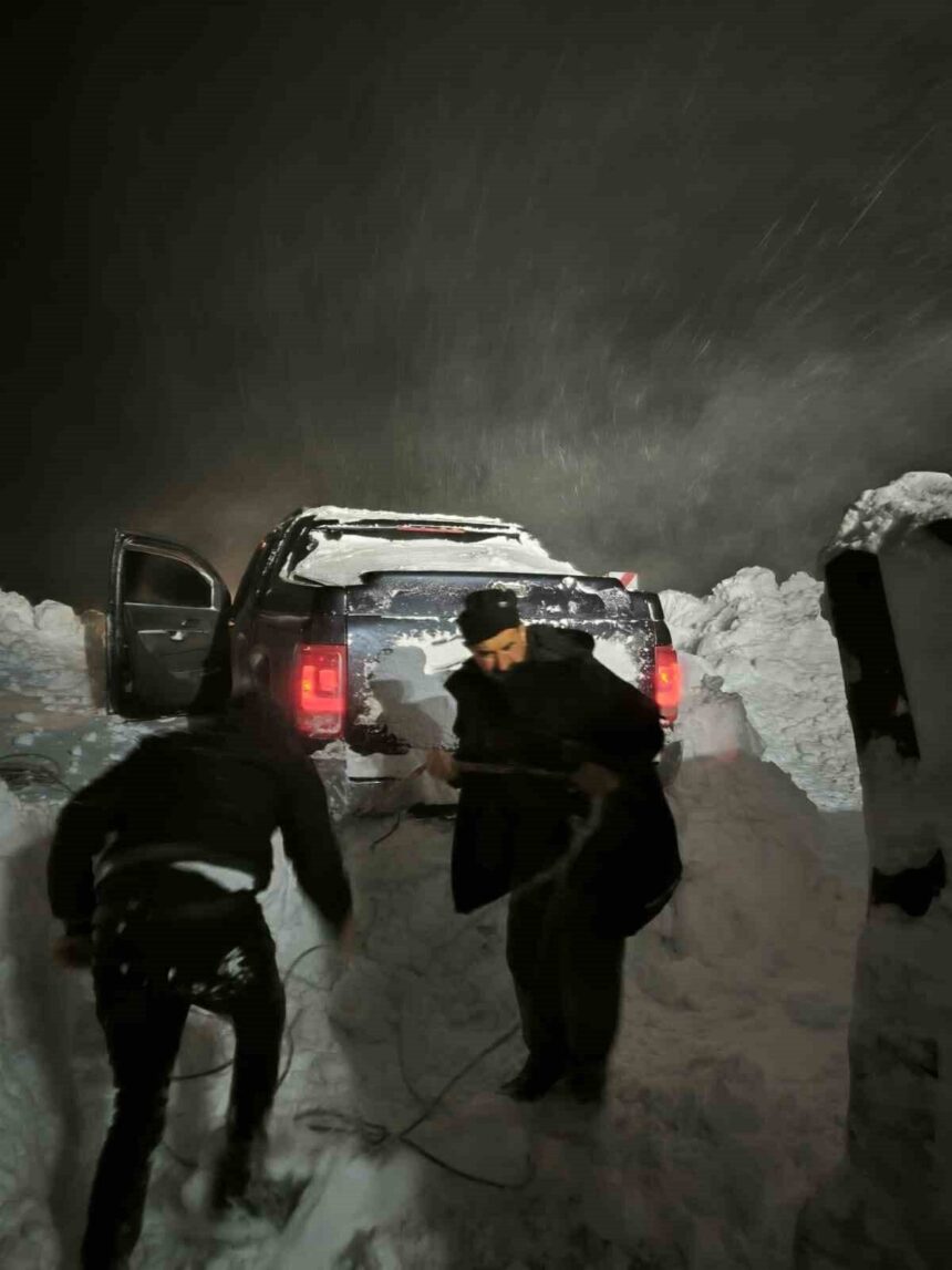 Yüksekova-Dağlıca yolunda çığ altında kalan vatandaşlar, karla mücadele ekipleri tarafından kurtarıldı.