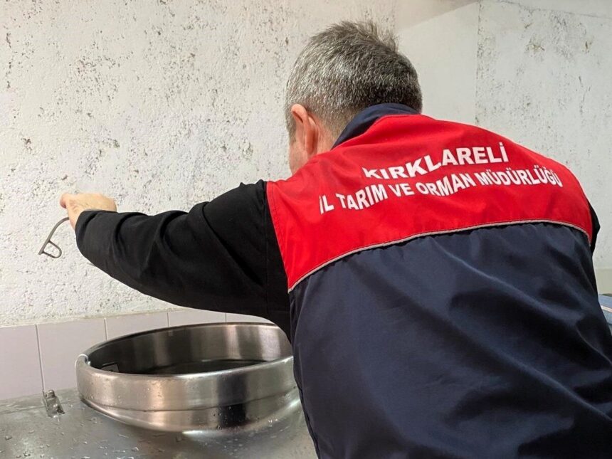 Babaeski ilçesindeki süt toplama merkezlerine denetim yapıldı. Babaeski ilçesindeki süt toplama merkezlerine denetim yapıldı.